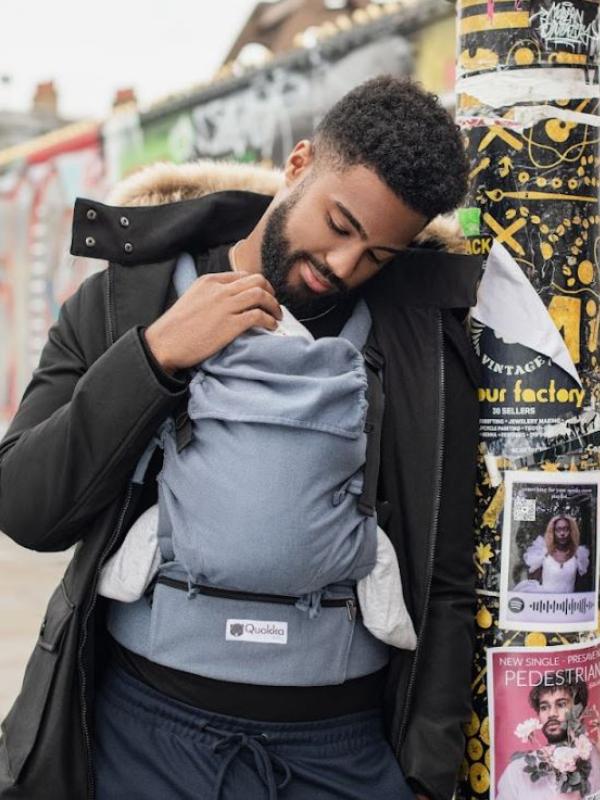 porteo delante en la mochila portabebes ergonomica evolutiva Quokkababy E carrier